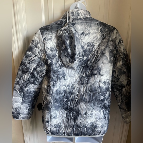 NWT Men’s Packable Puffer Jacket Black White Marble Print w/Long Sleeves Size M - Picture 10 of 15